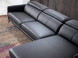 Sofá con chaise longue de cuero negro de vaca Angel Cerdá