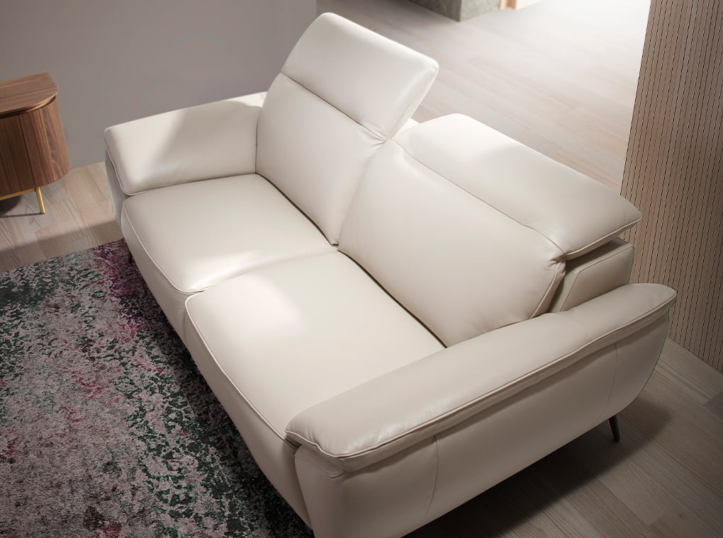 Sofá de diseño moderno tapizado en piel gris topo de Angel Cerdá.
