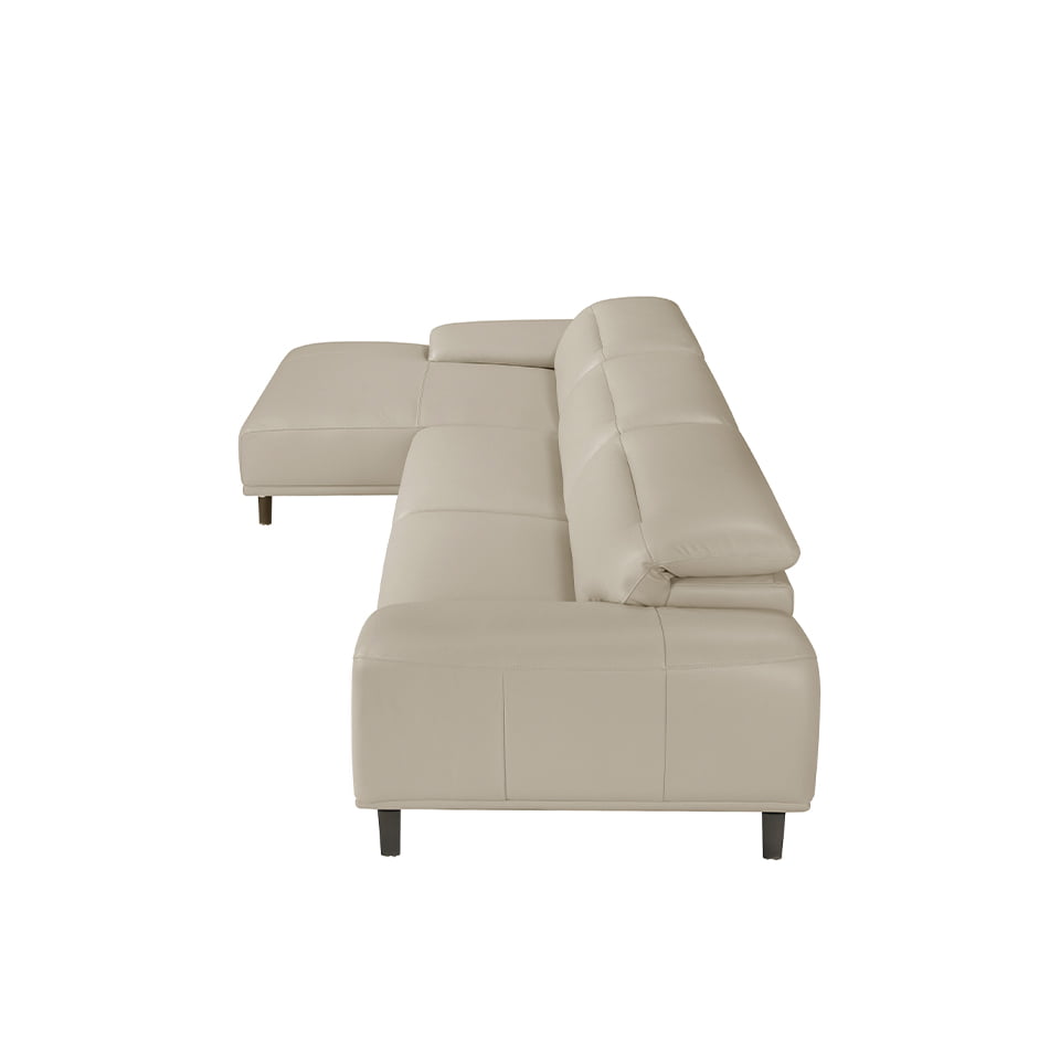 Sofá con chaise longue de piel de vaca en tono taupe de Angel Cerdá