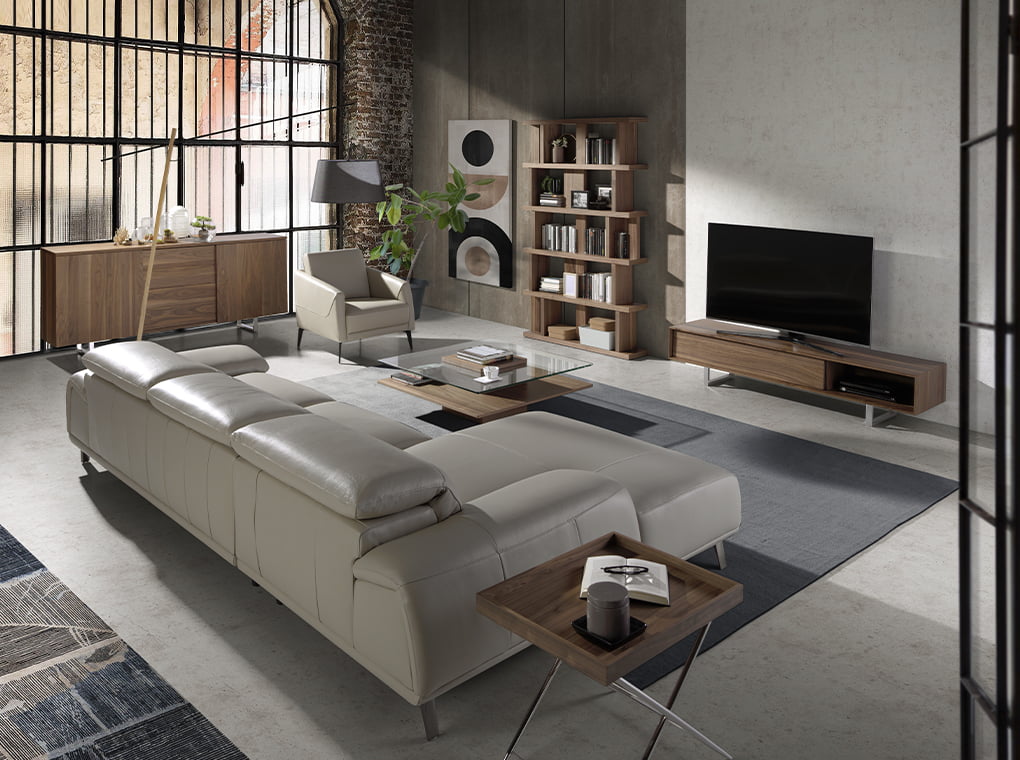 Sofá con chaise longue de piel de vaca en tono taupe de Angel Cerdá