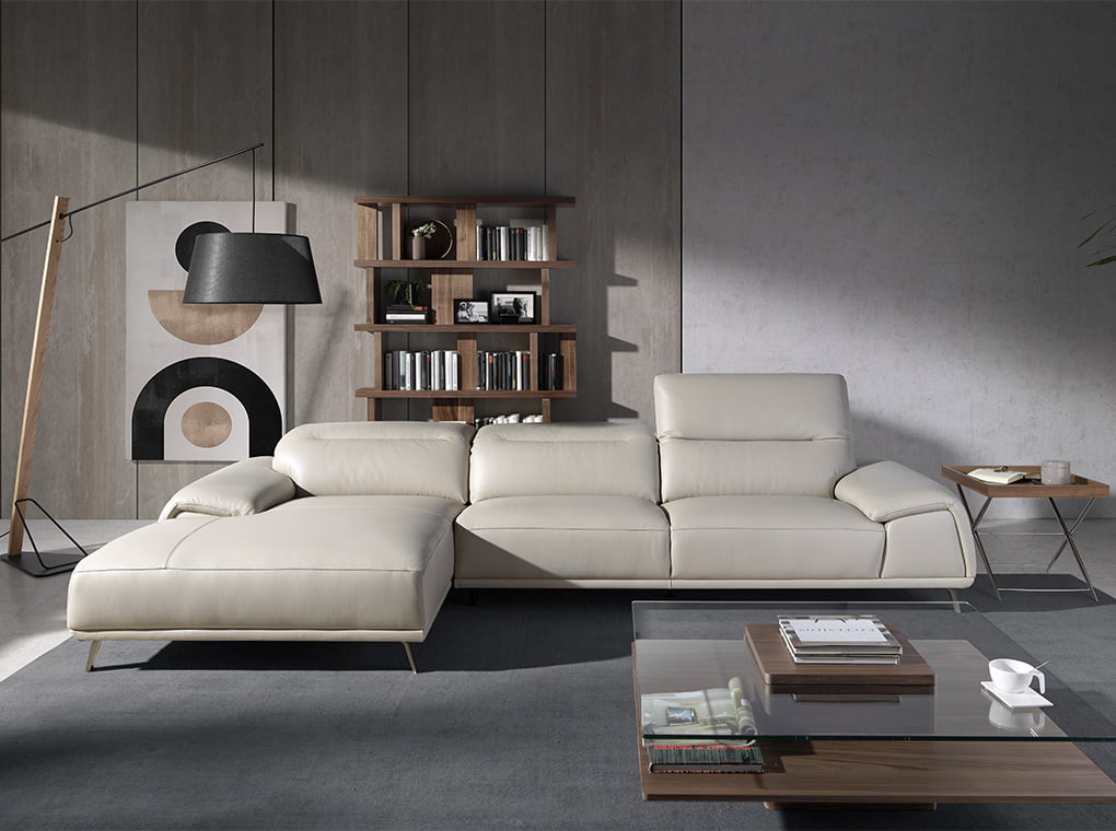 Sofá con chaise longue de piel de vaca en tono taupe de Angel Cerdá