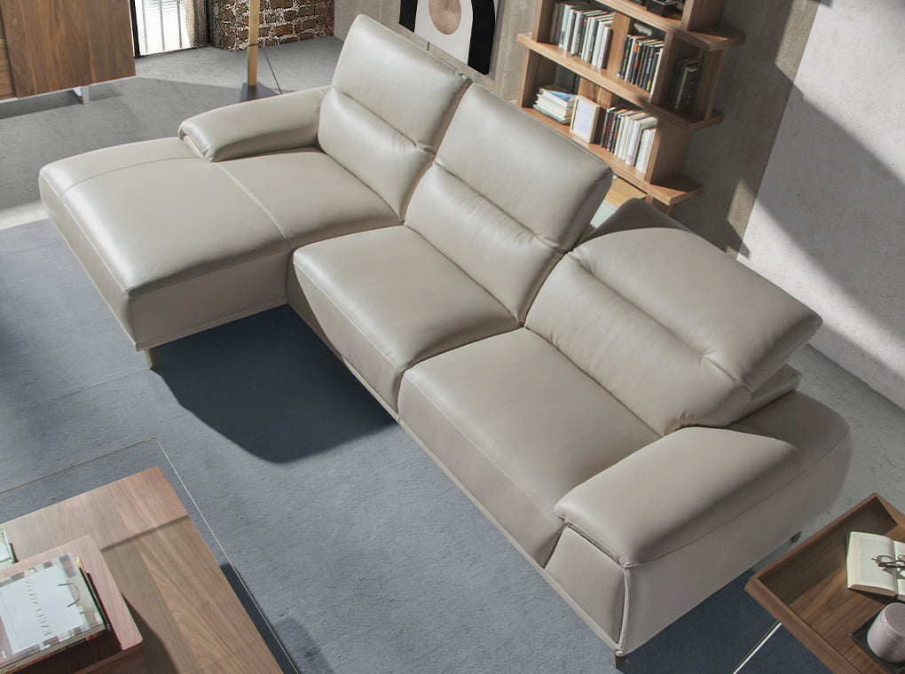Sofá con chaise longue de piel de vaca en tono taupe de Angel Cerdá