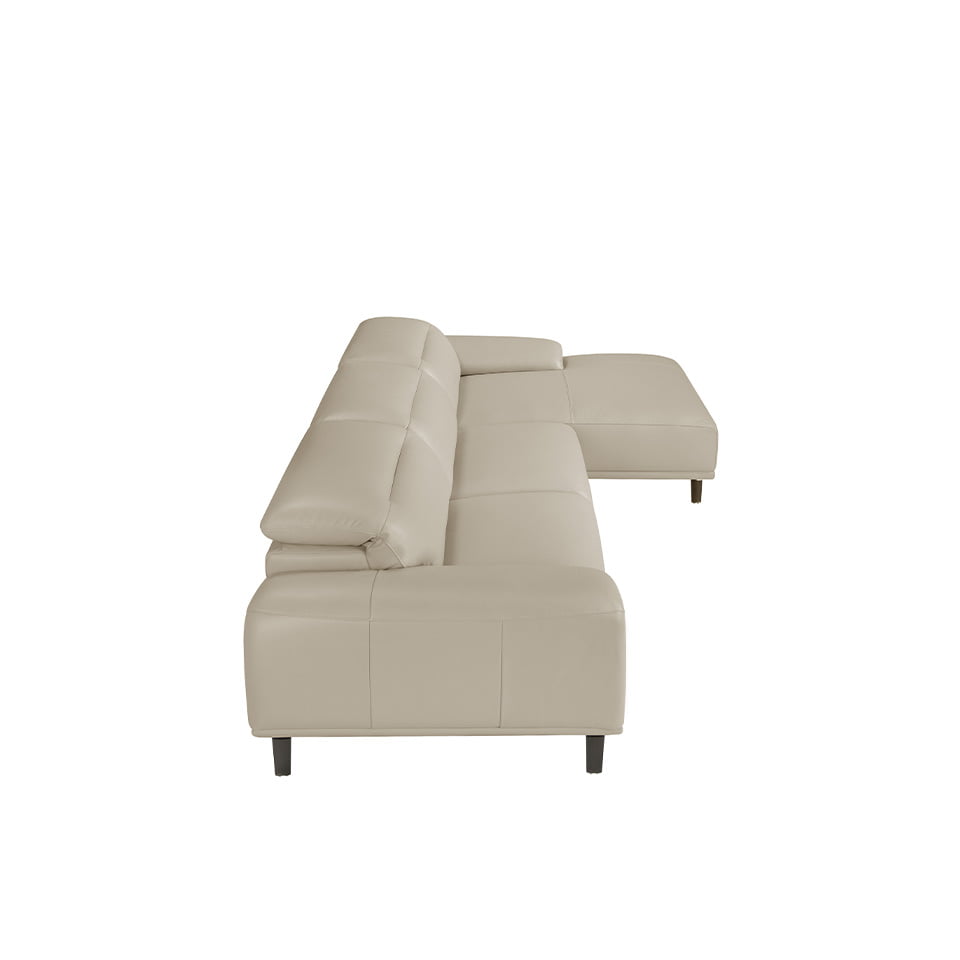 Sofá con chaise longue de piel de vaca en tono taupe de Angel Cerdá