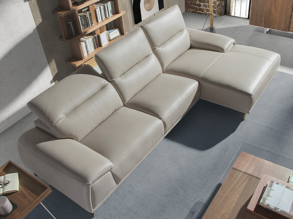 Sofá con chaise longue de piel de vaca en tono taupe de Angel Cerdá