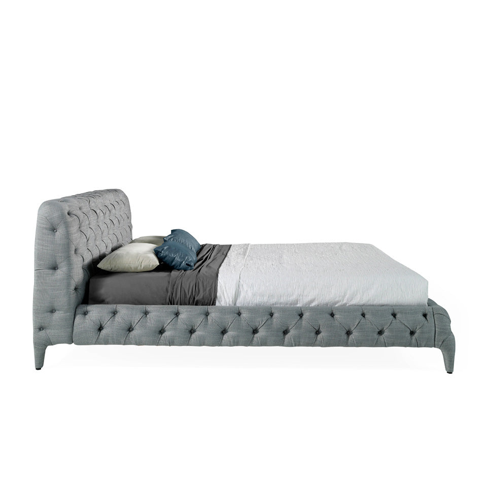 Cama doble tapizado en tela gris y estructura de madera de pino Angel Cerdá