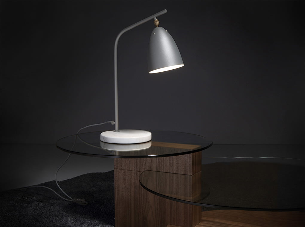 Lámpara de mesa de mármol blanco y acero gris Angel Cerdá